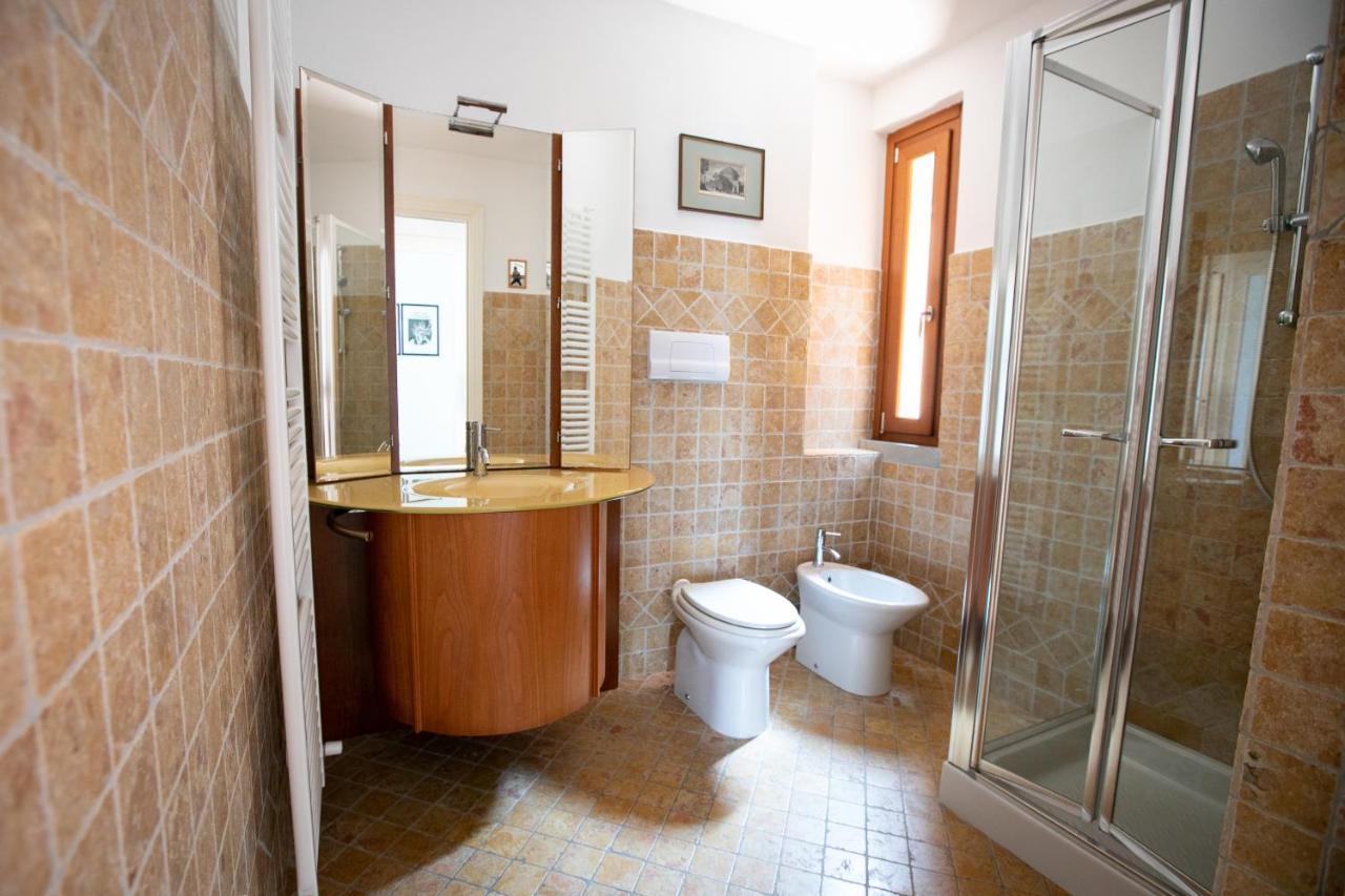 Iseolakerental - La Stallina - Monte Isola Bagian luar foto